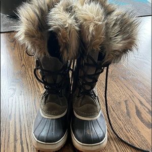 Sorel Joan of Arctic boots size 9 color olive lightly worn.
